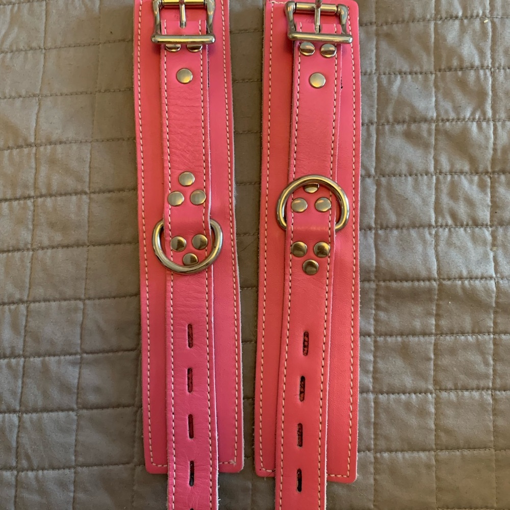 Pink leather furry handcuffs. - Picture 4 of 6